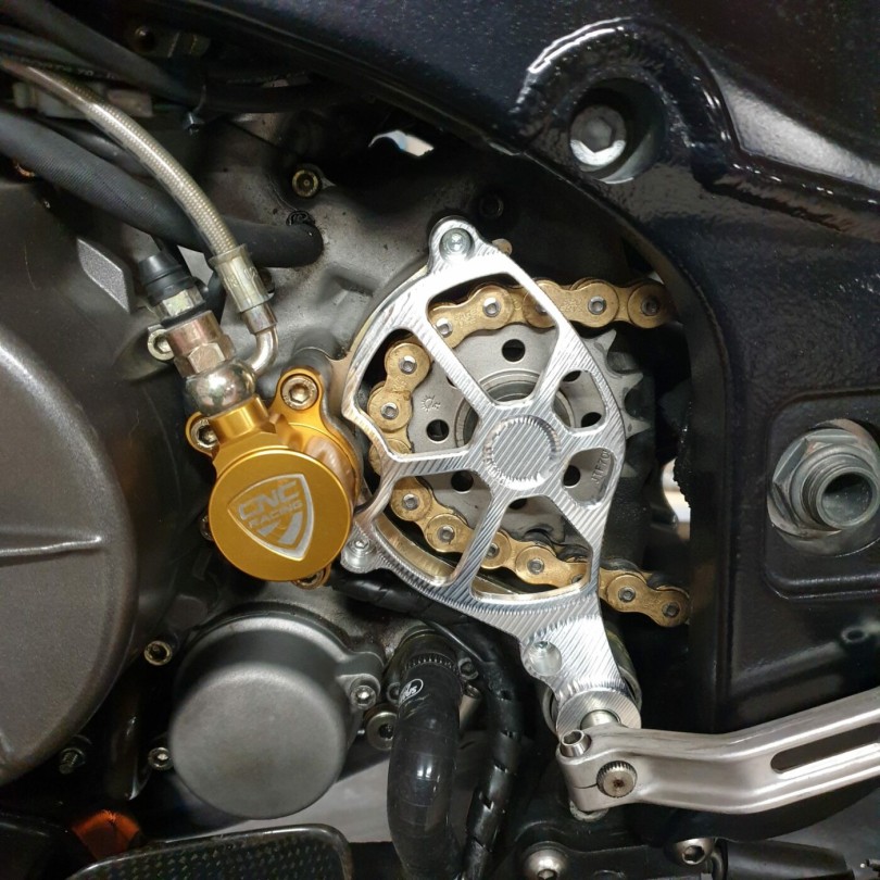 Flyhammer Silver Sprocket Cover Aprilia Rsv Tuono V2